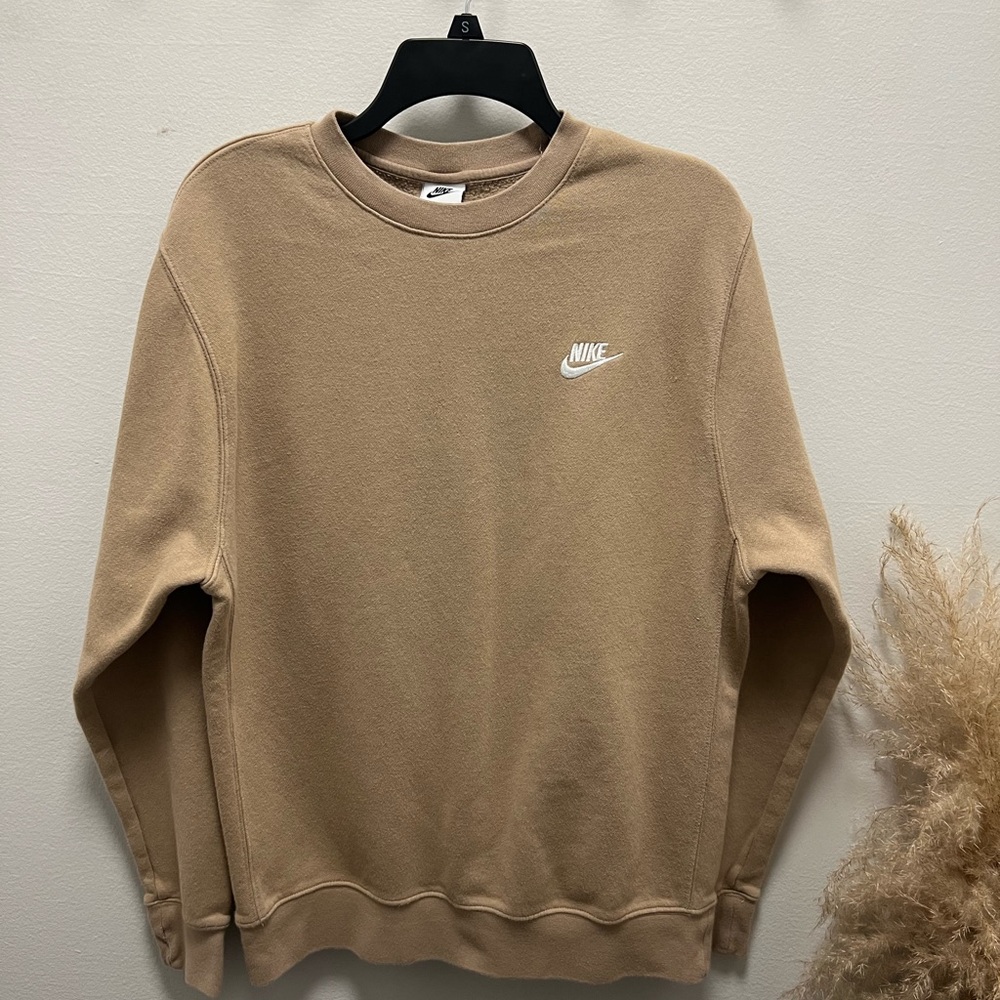 Nike Club
Men's Fleece Crew Nike Men's Beige Crewneck Sweater